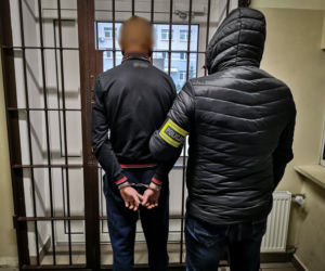 Białystok. Wjechał na chodnik i coś wyrzucił. Policjanci zatrzymali dwóch młodych ludzi [ZDJĘCIA]