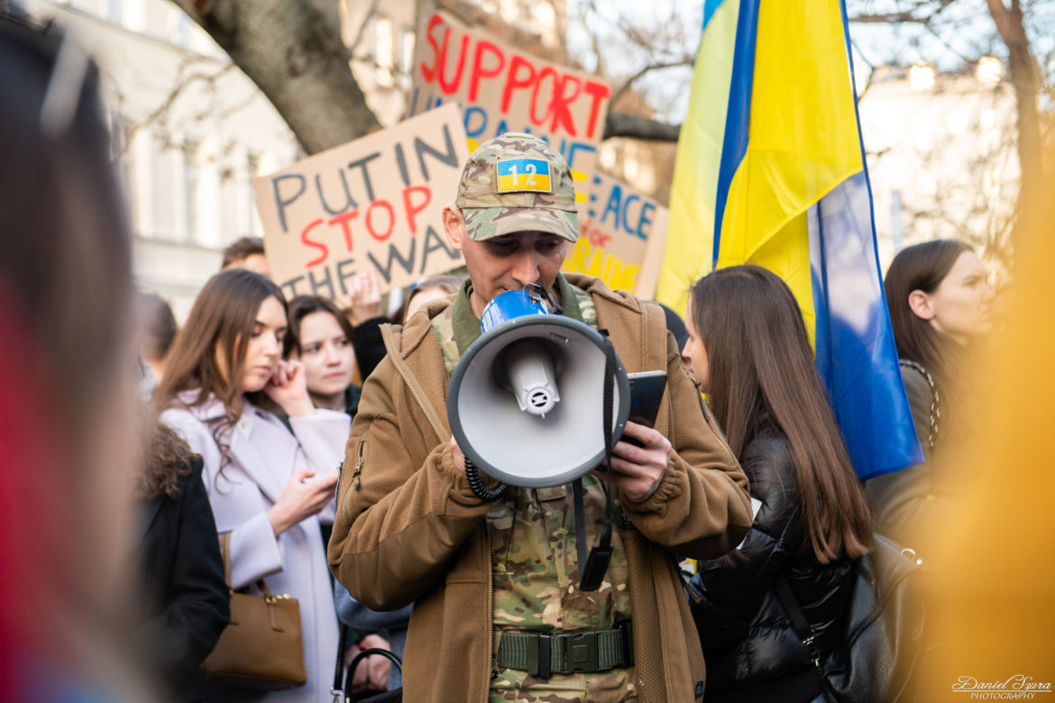  Kraków solidarny z Ukrainą. Setki osób przyszło na manifestację [ZDJĘCIA]