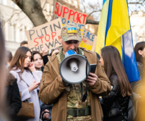  Kraków solidarny z Ukrainą. Setki osób przyszło na manifestację [ZDJĘCIA]