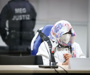96-letnia Irmgard F. sekretarka z obozu w Stutthof przed sądem. Z pierwszej rozprawy uciekła 