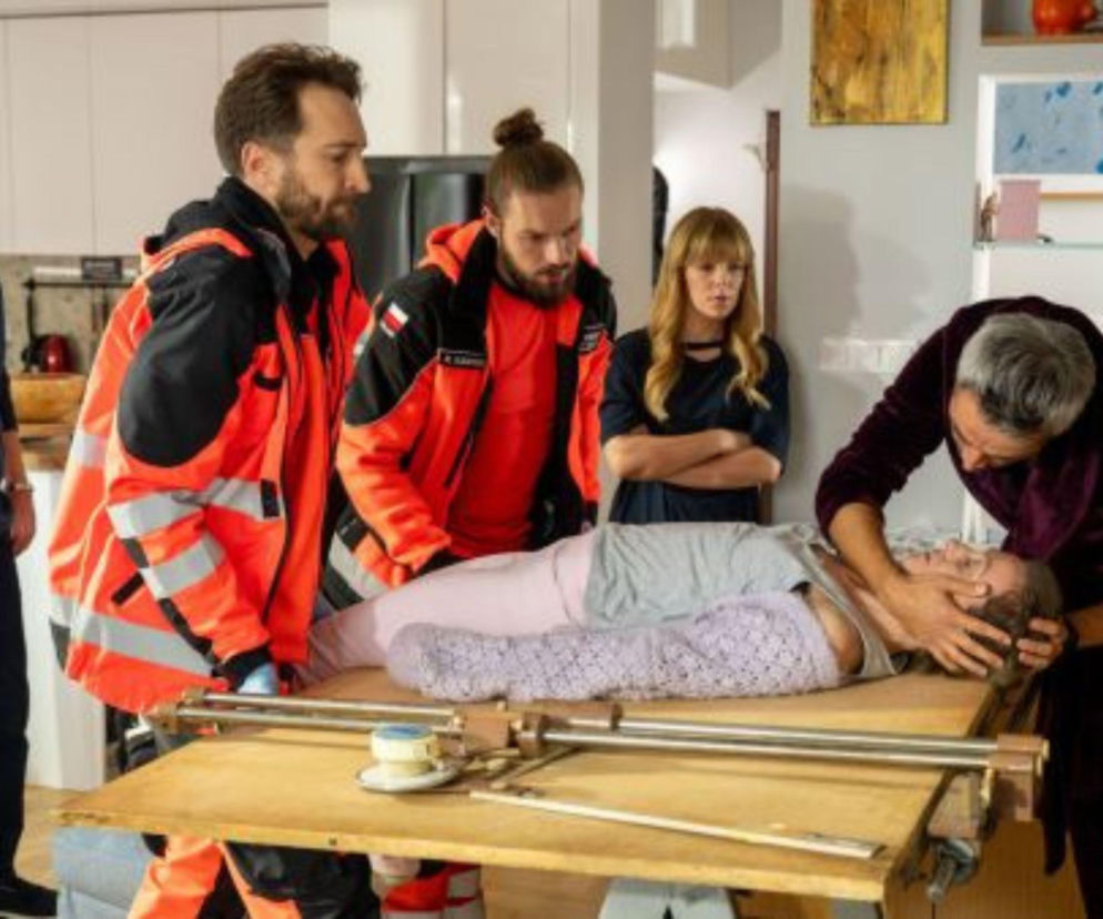 Na sygnale, odcinek 827: Dramatyczna akcja ratunkowa po wypadku na tyrolce odsłania miłosny konflikt i trop prowadzący do zbrodni