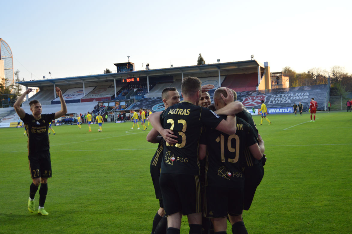 Górnik Zabrze - Arka Gdynia: Nieważny styl, ważne punkty [ZDJĘCIA KIBICÓW]