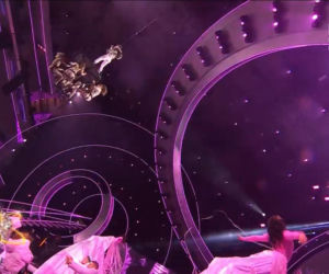 Sylwester z Dwójką TVP. Doda przebierała się dwa razy. Zapięta pod szyję wyglądała obłędnie!