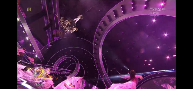 Sylwester z Dwójką TVP. Doda przebierała się dwa razy. Zapięta pod szyję wyglądała obłędnie!