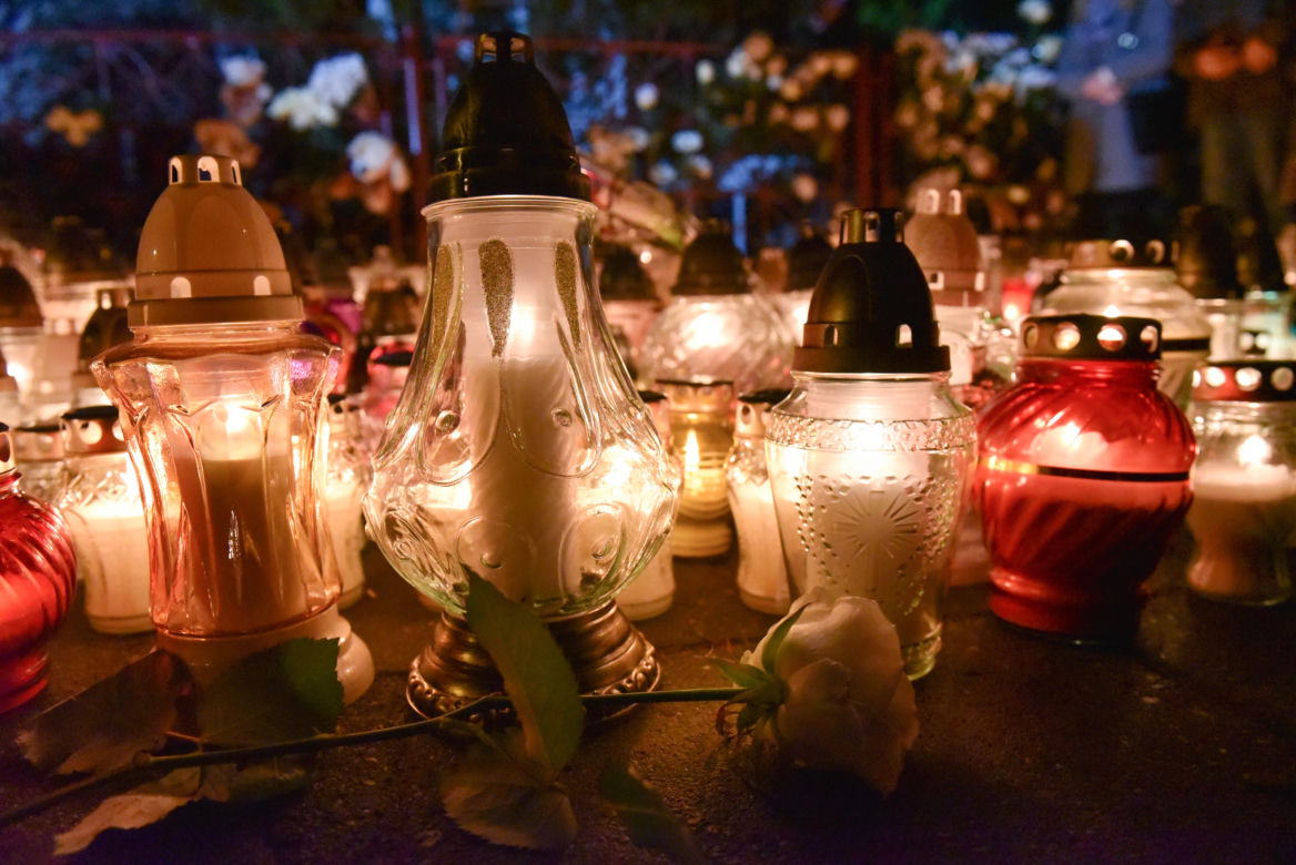 Tragedia w escape roomie. Modlący się ludzie, światła, kwiaty i zabawki pozostawione w miejscu tragedii.