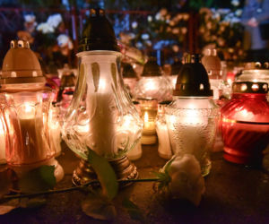 Tragedia w escape roomie. Modlący się ludzie, światła, kwiaty i zabawki pozostawione w miejscu tragedii.