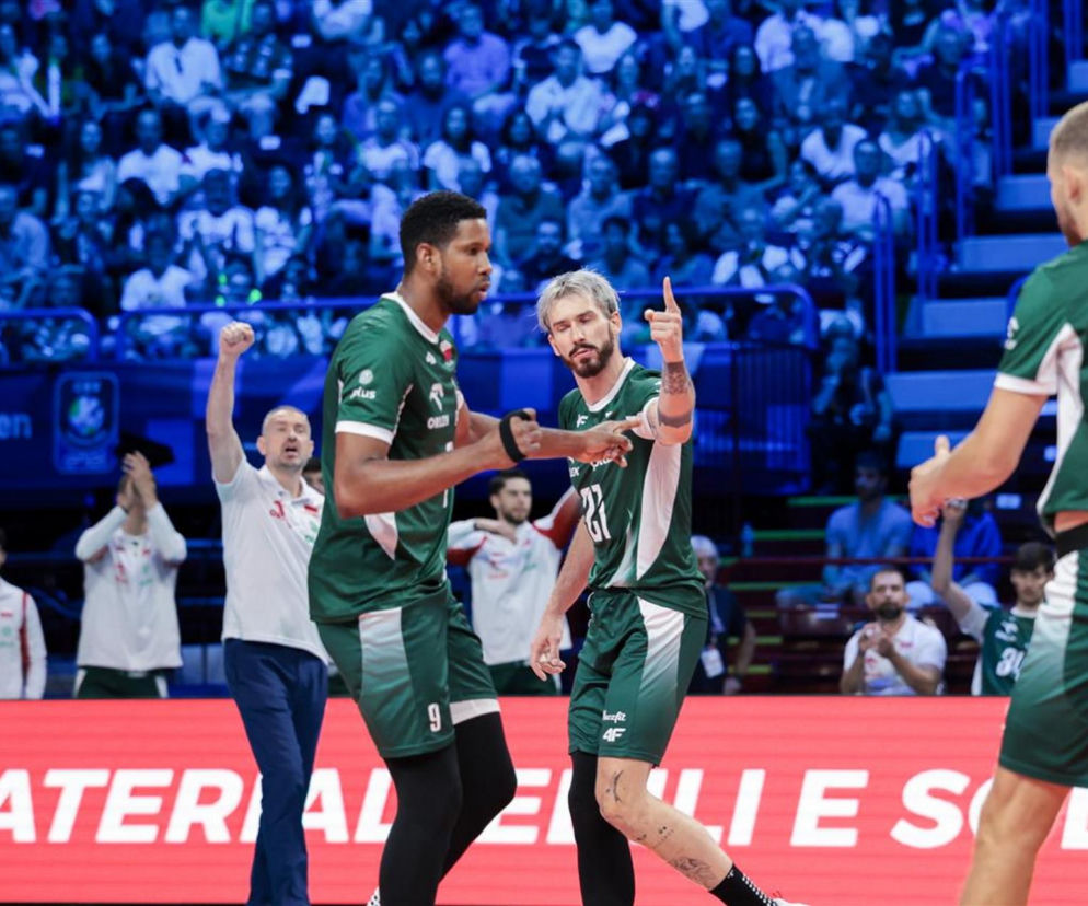 Polscy siatkarze cieszą się ze zdobytego punktu podczas meczu. O finale ME siatkarzy przeczytasz na SE Supersport.