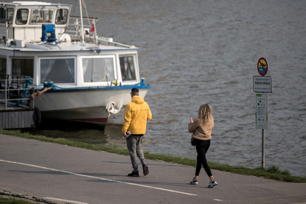 Pełne Błonia i tłumy spacerowiczów. Tak wygląda kwarantanna w Krakowie