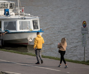 Pełne Błonia i tłumy spacerowiczów. Tak wygląda kwarantanna w Krakowie