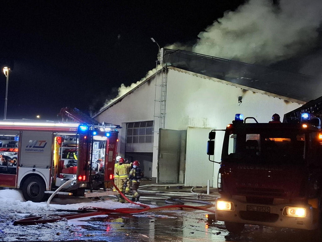Ogromny pożar w Rawiczu. Palą się budynki przy ul. Sarnowskiej