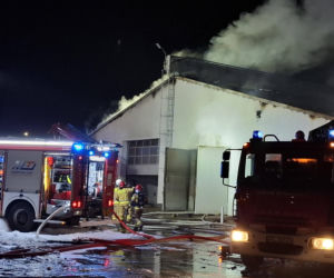 Ogromny pożar w Rawiczu. Palą się budynki przy ul. Sarnowskiej