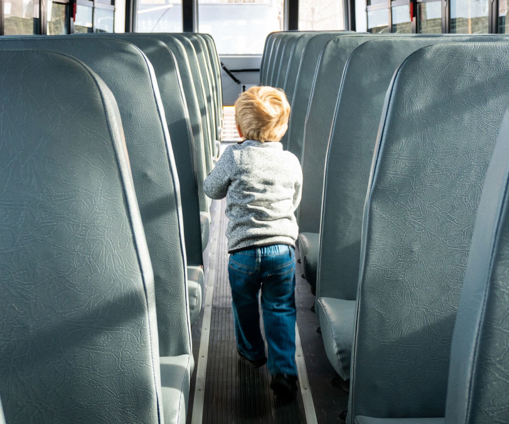 Autobus szkolny wpadł do rowu! W pojeździe było 20 dzieci