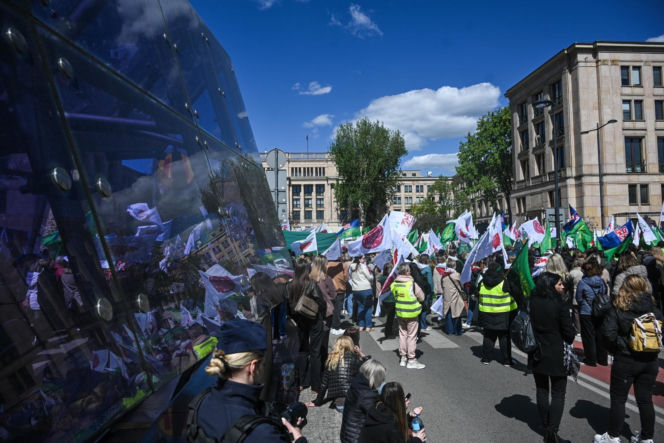 Protest pracowników ZUS w Warszawie przed Ministerstwem Finansów