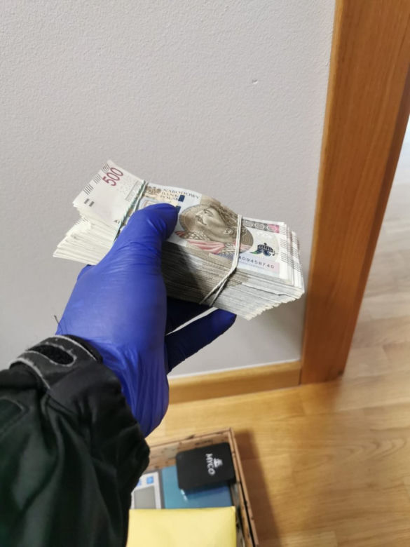 Małopolska. Policja rozbiła szajkę złodziei luksusowych samochodów. Działali metodą "na walizkę"