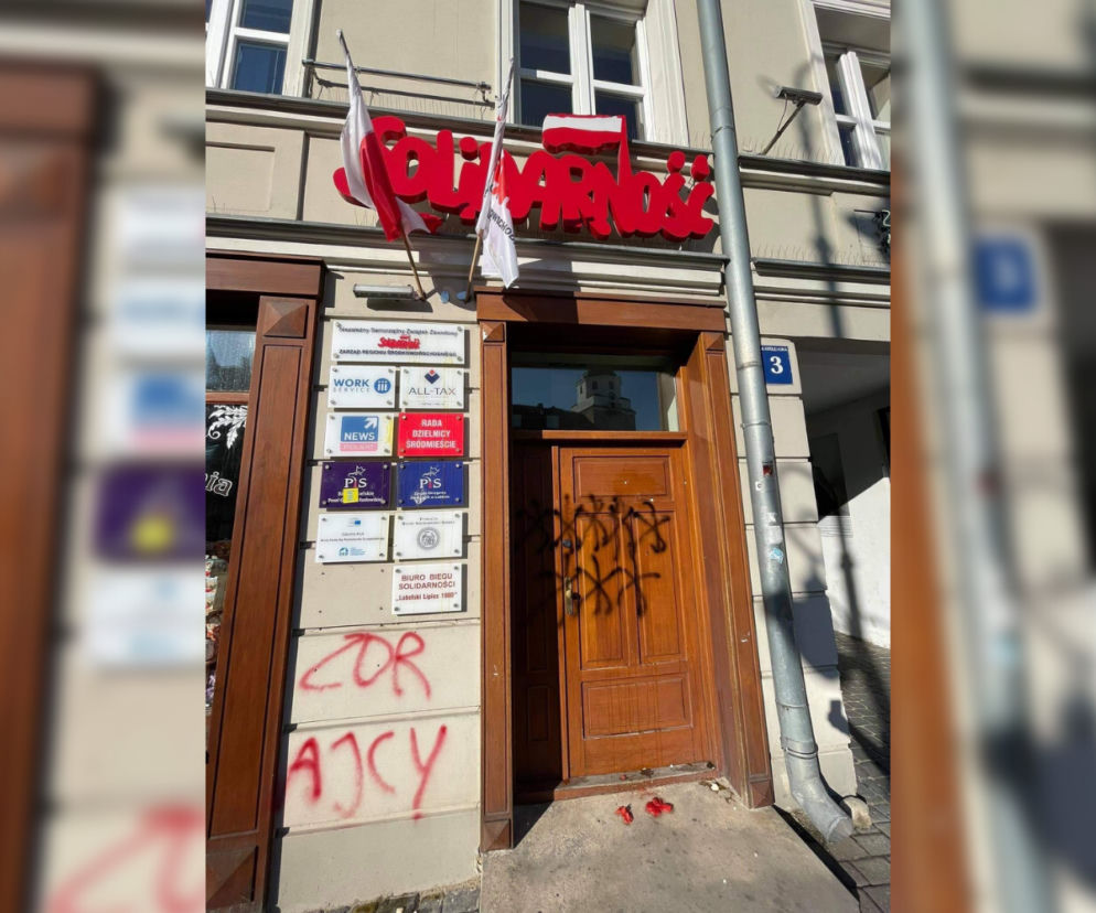 Drzwi budynku przy ul. Królewskiej w Lublinie