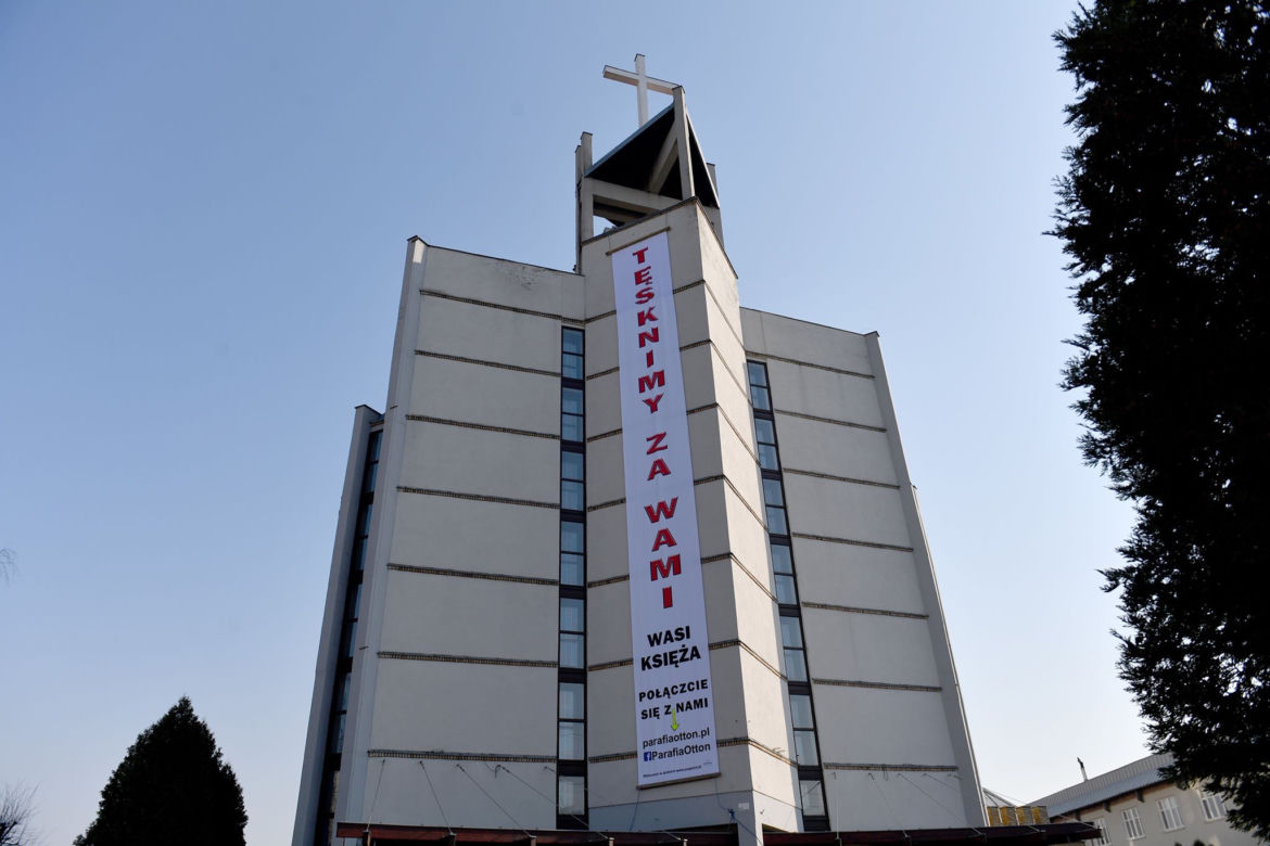 "Tęsknimy za Wami" - banner na kościele św. Ottona w Szczecinie