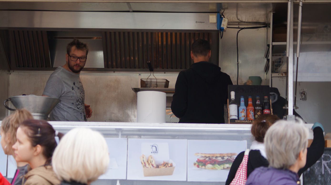 Festiwal Food Trucków 2021. Restauracje na kółkach zaparkowały na Wyspie Młyńskiej