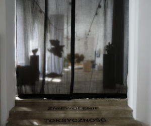 „Smoking is hot”? Studio Jaskółka punktuje trend na dirty glamour