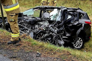 Śmiertelny wypadek pod Białą Podlaską. Ciężarówka z drewnem w rowie, kierowca osobówki nie żyje