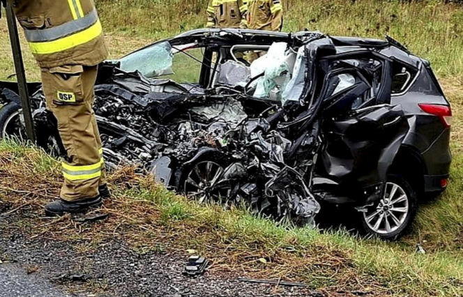 Śmiertelny wypadek pod Białą Podlaską. Ciężarówka z drewnem w rowie, kierowca osobówki nie żyje
