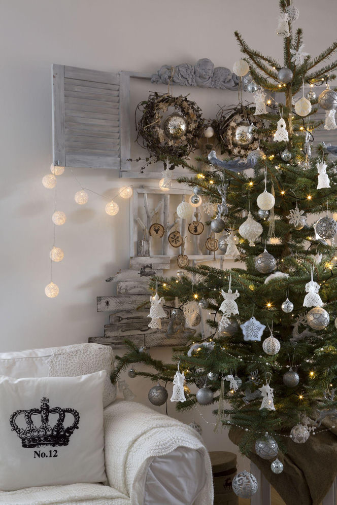 Świąteczne choinki w bieli