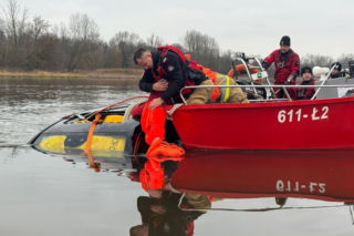 Auto warte fortunę wpadło do rzeki. Akcja ratunkowa trwała dwa dni!