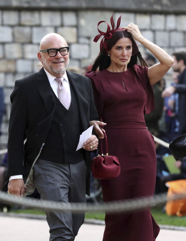 Goście walczą z wiatrem na ślubie księżniczki Eugenii