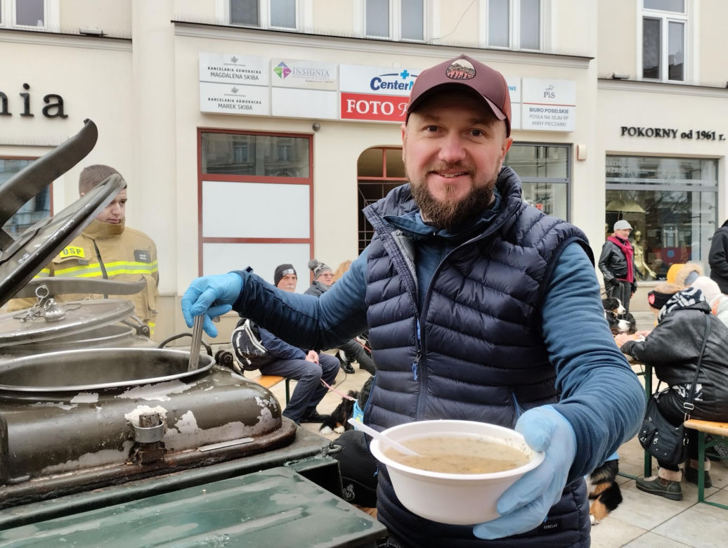 WOŚP 2024. Dziennikarze Radia ESKA rozgrzewają Tarnów pysznym żurkiem!