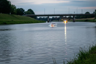 Luksusowy Mercedes wpadł do rzeki. Ile kosztowało wydobycie auta?