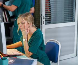 Szpital św. Anny, odcinek 84: Irena Bursztyn po zdradzie męża znajduje schronienie u Darii. Zyta konfrontuje się z dyrektorem Streckerem