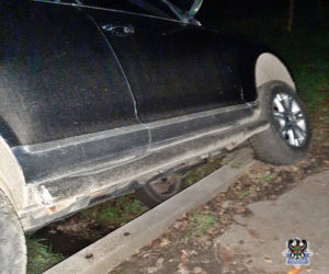 Volkswagen Touareg utknął w rowie. Za kierownicą pijany 51-latek