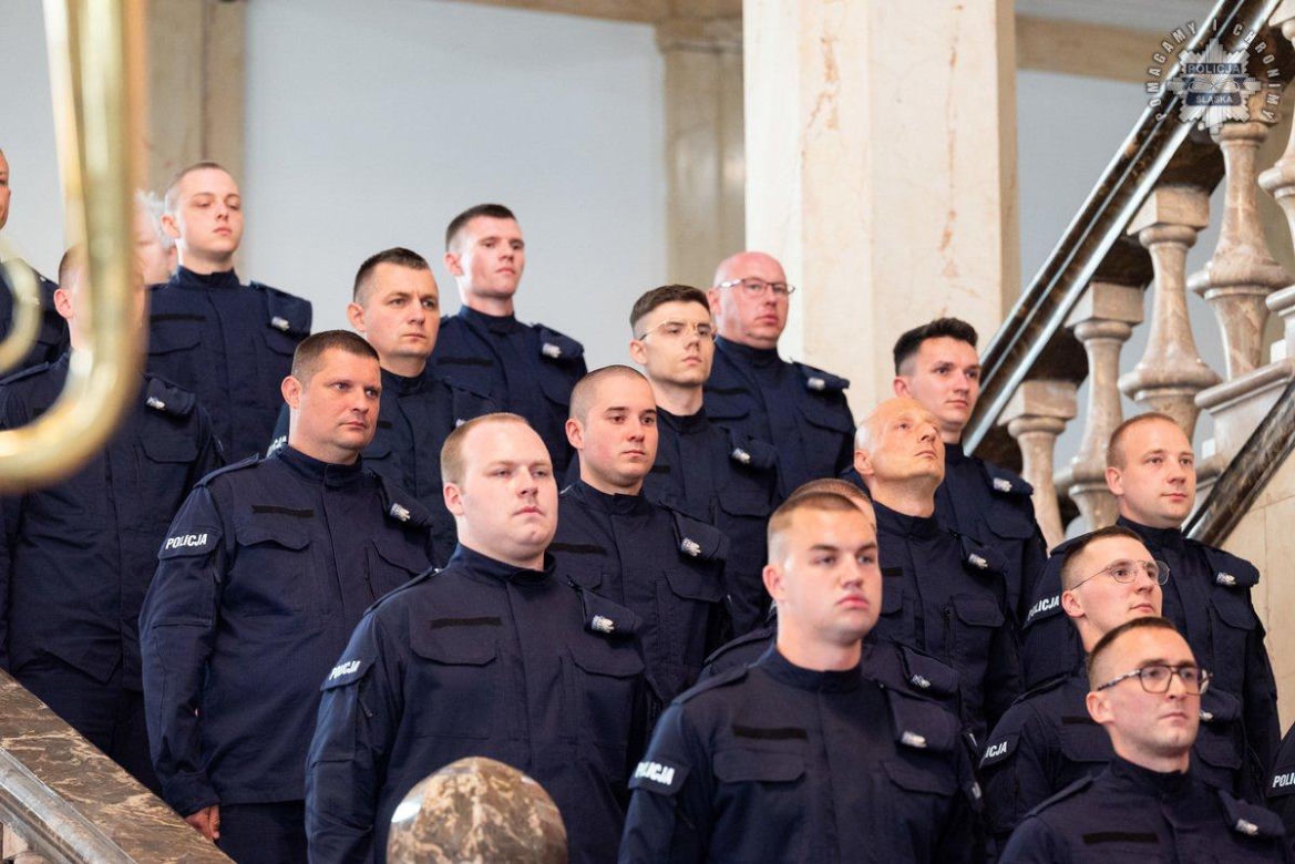 Nowi policjanci zasilili szeregi śląskiej policji! Wśród nich osiem policjantek