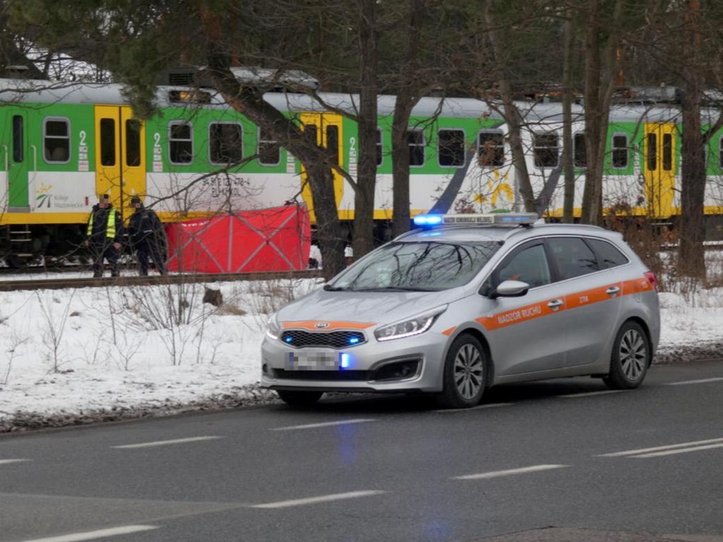 Kolejne potrącenie na „torach śmierci”. Nie żyje mężczyzna. PKP uspokaja i przypomina: „planujemy budowę podziemnych przejść”