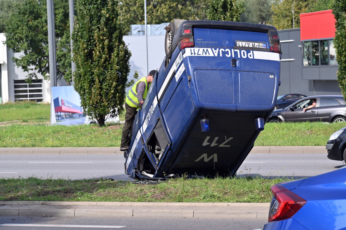 Na Prawobrzeżu dachował radiowóz