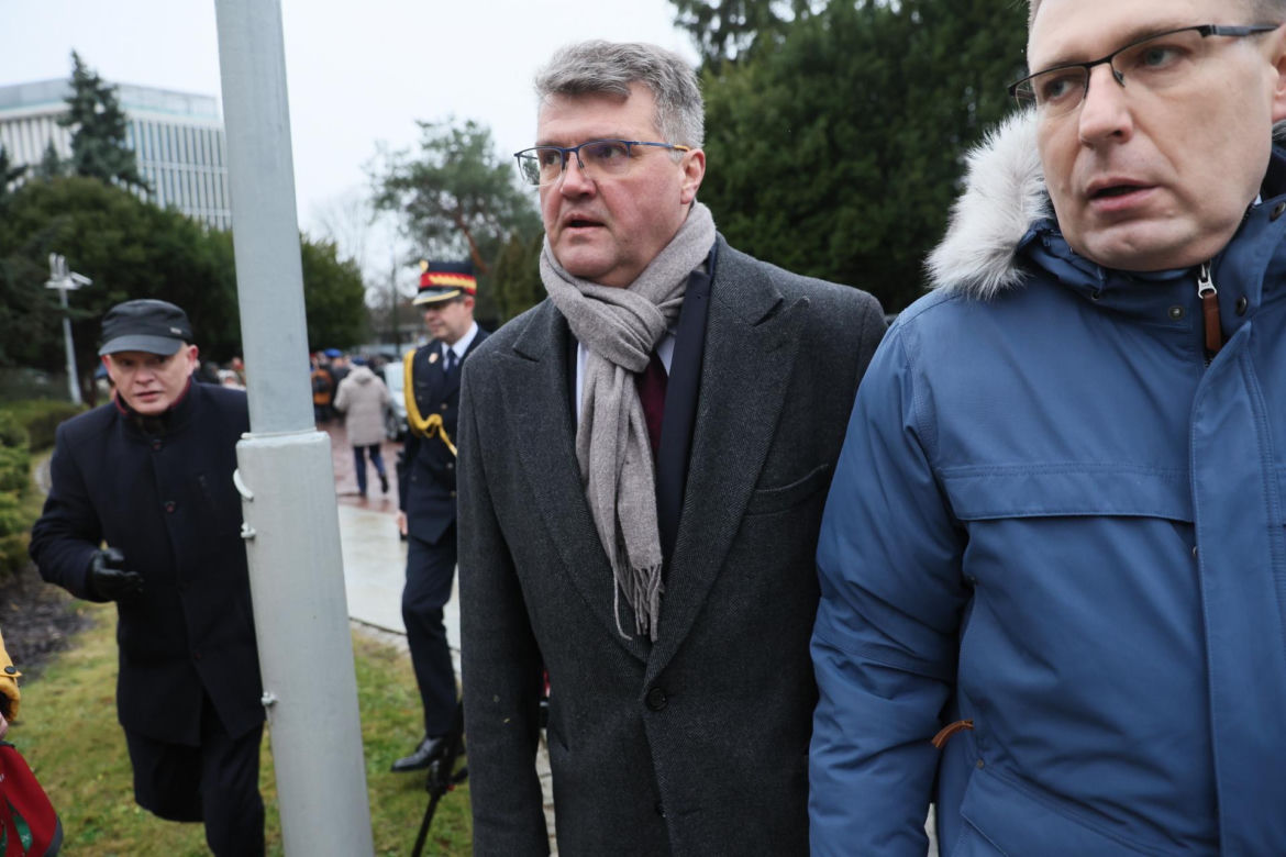 Przepychanki przed Sejmem. Wąsik i Kamiński przed zamkniętymi drzwiami 
