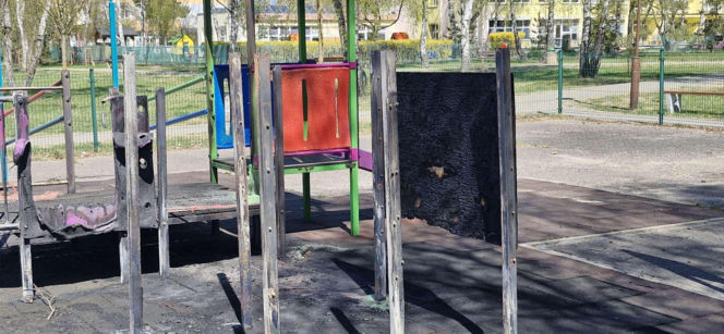 8-latek podpalił plac zabaw przy ul. Wyszyńskiego w Toruniu