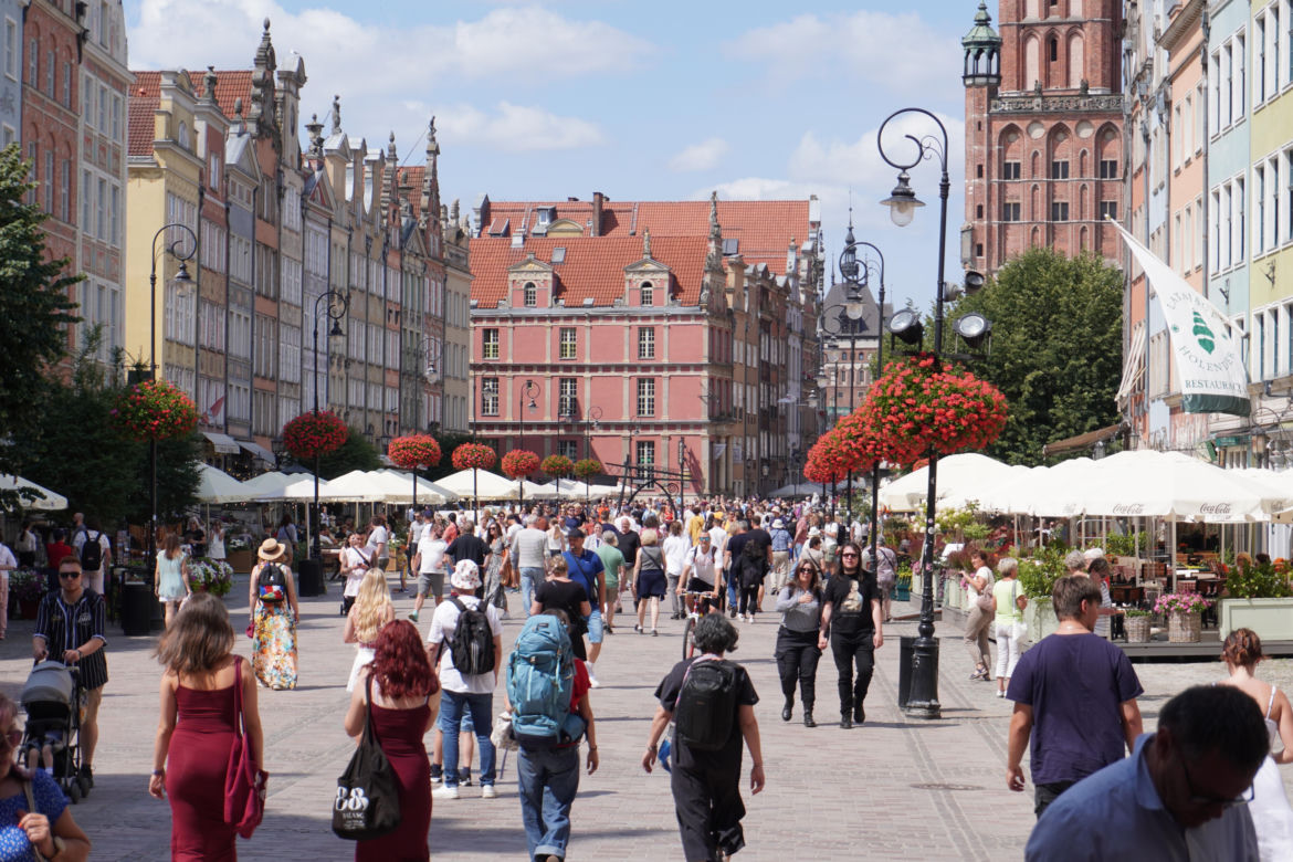 Tłumy turystów w Gdańsku. Ulice pękają w szwach