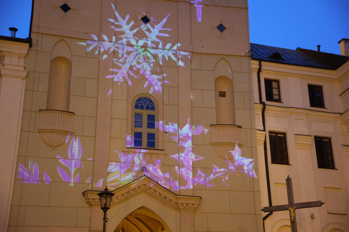 Wieża Trynitarska w Lublinie w świątecznej odsłonie. Na jej elewacji można podziwiać wyjątkową iluminację
