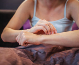 Swędzenie skóry nasila się w nocy? Winny może być „chemiczny osad” na pościeli