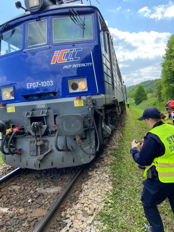 Wjechał wprost pod pociąg i odbił się od lokomotywy! Nagłe hamowanie zapobiegło tragedii 