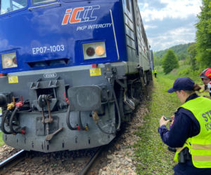 Wjechał wprost pod pociąg i odbił się od lokomotywy! Nagłe hamowanie zapobiegło tragedii 