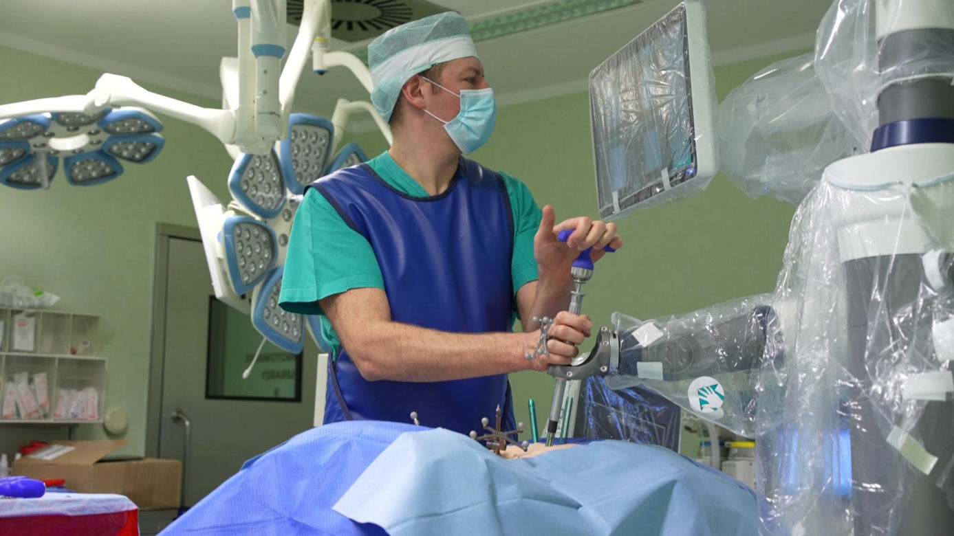 Ponad sto operacji kręgosłupów z udziałem robota w szpitalu wojewódzkim w Szczecinie