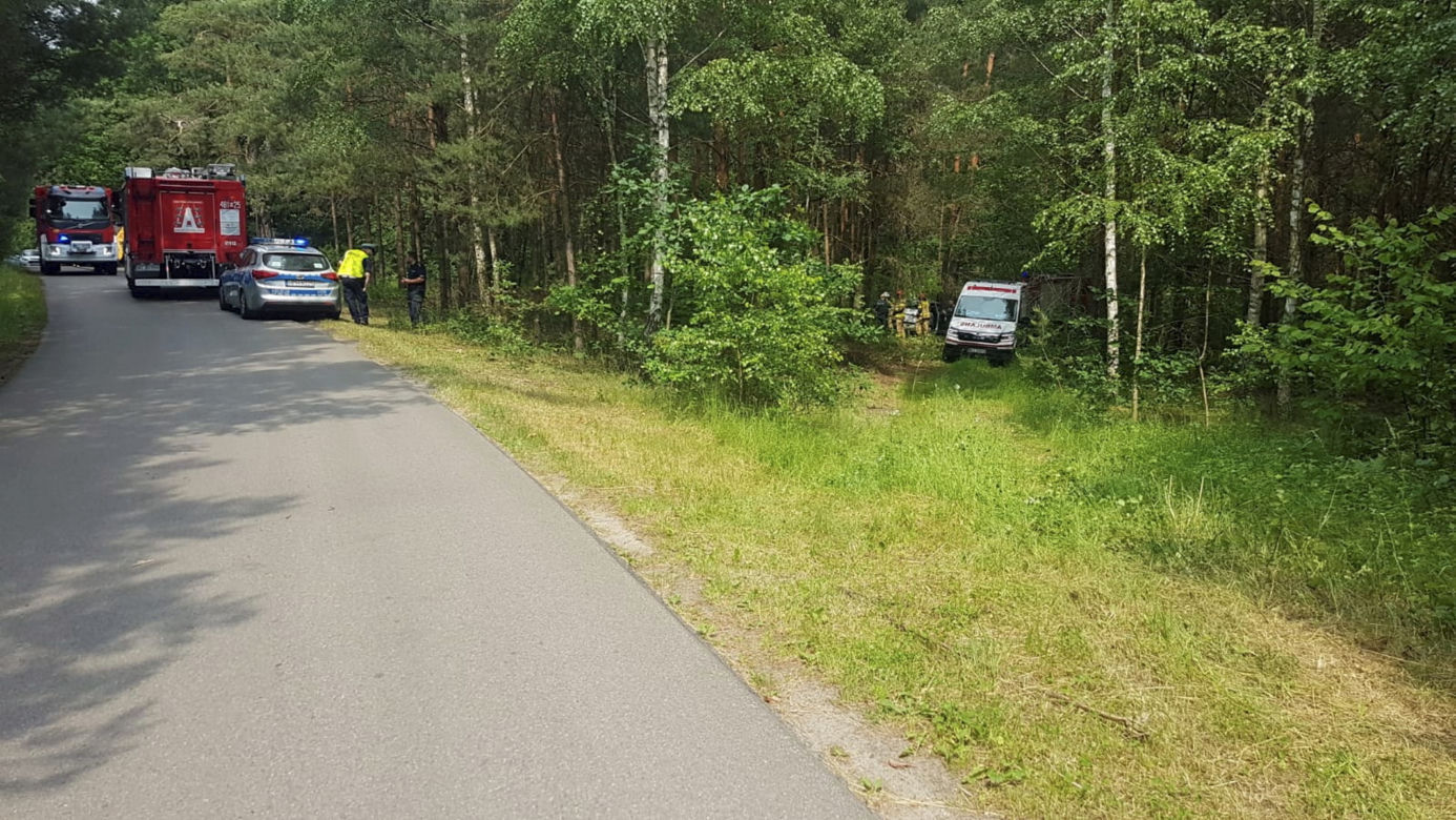 Koszmarny wypadek w Ciepielowie. Auto gruchnęło w drzewo. Cztery osoby ranne