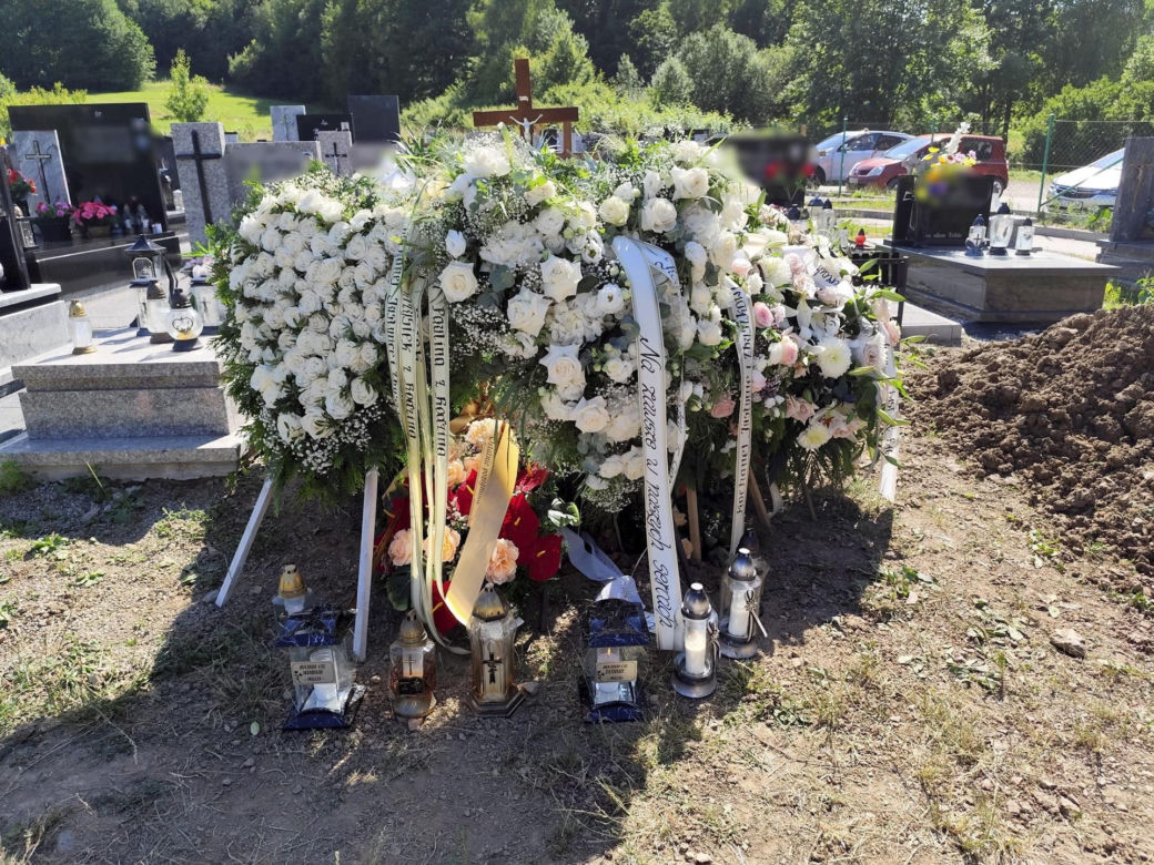 Pogrzeb Justyny i Zbigniewa. Ich groby utonęły w białych kwiatach