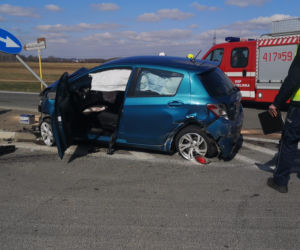 Wypadek w Niedzieliskach na DW 768. Trzy osoby ranne i duże utrudnienia w ruchu