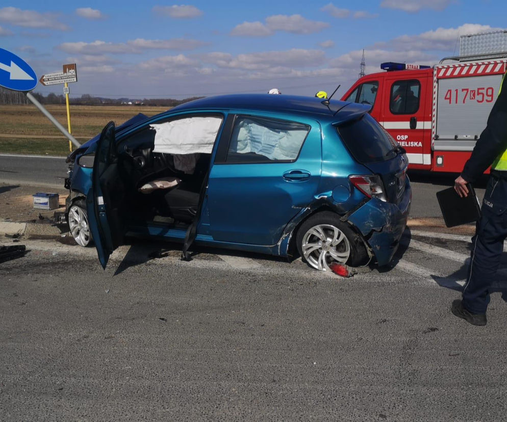 Wypadek w Niedzieliskach na DW 768. Trzy osoby ranne i duże utrudnienia w ruchu