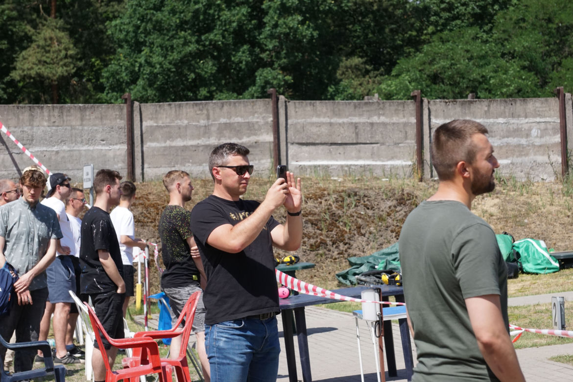 Piknik strzelecki w Bydgoszczy. Tłumy miłośników broni na strzelnicy garnizonowej [ZDJĘCIA]