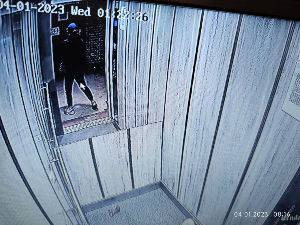 Kobieta weszła do windy i zostawiła po sobie śmierdzącą niespodziankę...