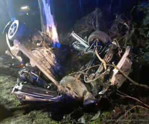 Młody kierowca dachował, auto złamało się w pół. Nie miał szans