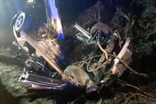 Młody kierowca dachował, auto złamało się w pół. Nie miał szans